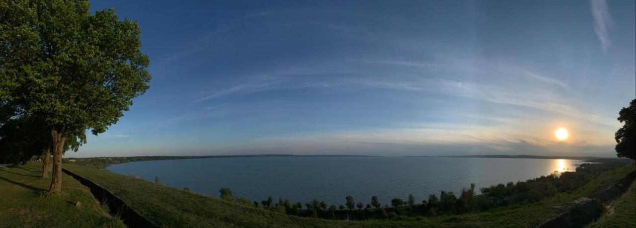 Vila 100 Eves Haz Balatonakarattya Exteriér fotografie